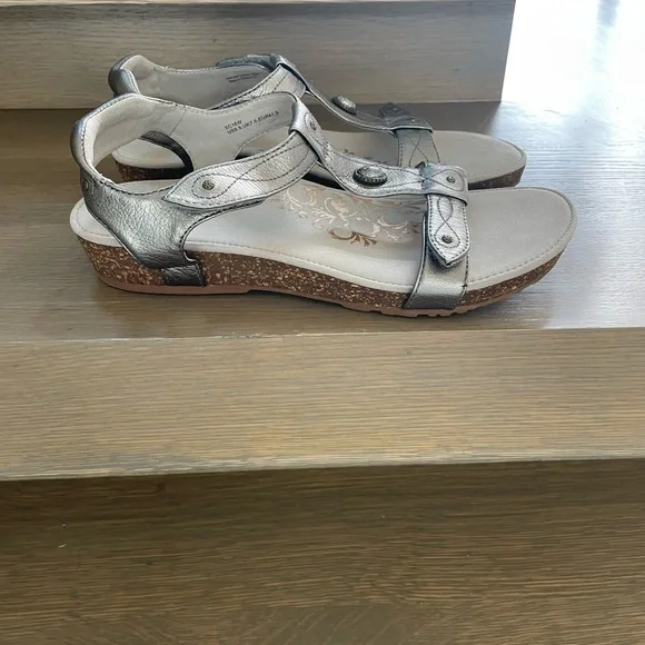 Aetrex Lori Adjustable Quarter Strap, Pewter, Size 9.5 - Picture 4 of 5